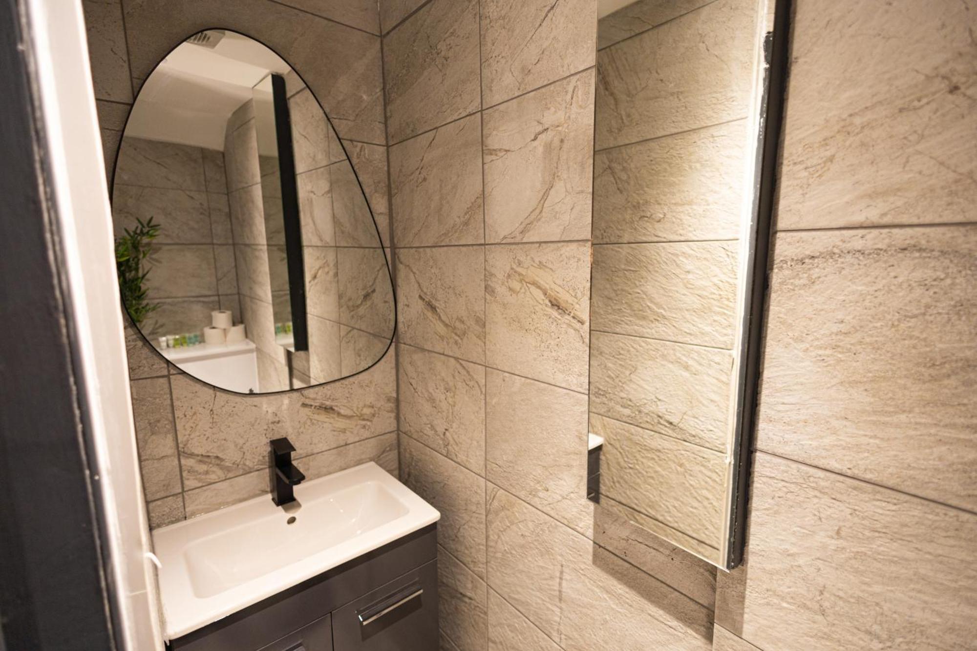 London, Jacuzzi 1 Bedroom * Londen